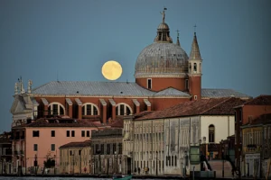 Photographie de Dov Adjej intitulée "Coup de Lune" et présentée à l'hôpital Cochin